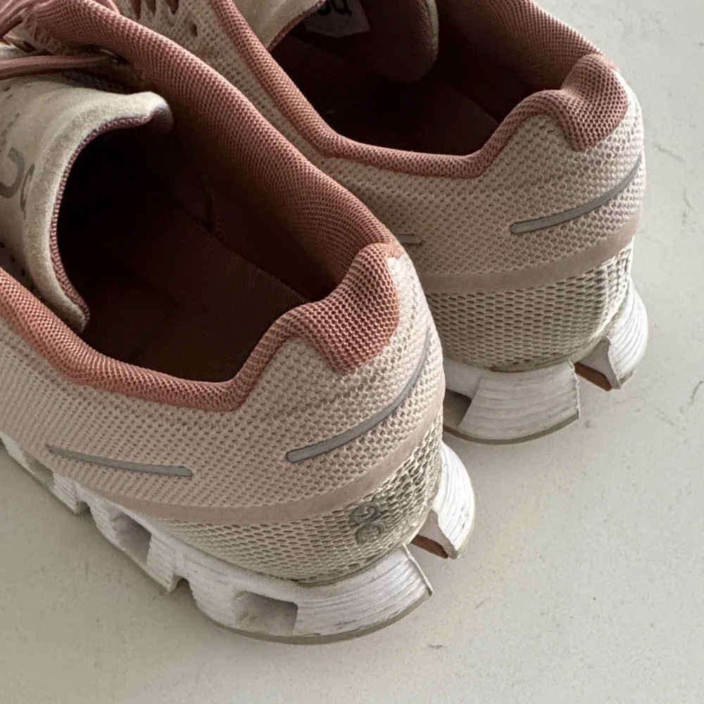 On Running Women's Athletic Shoes - Picture 4 of 8